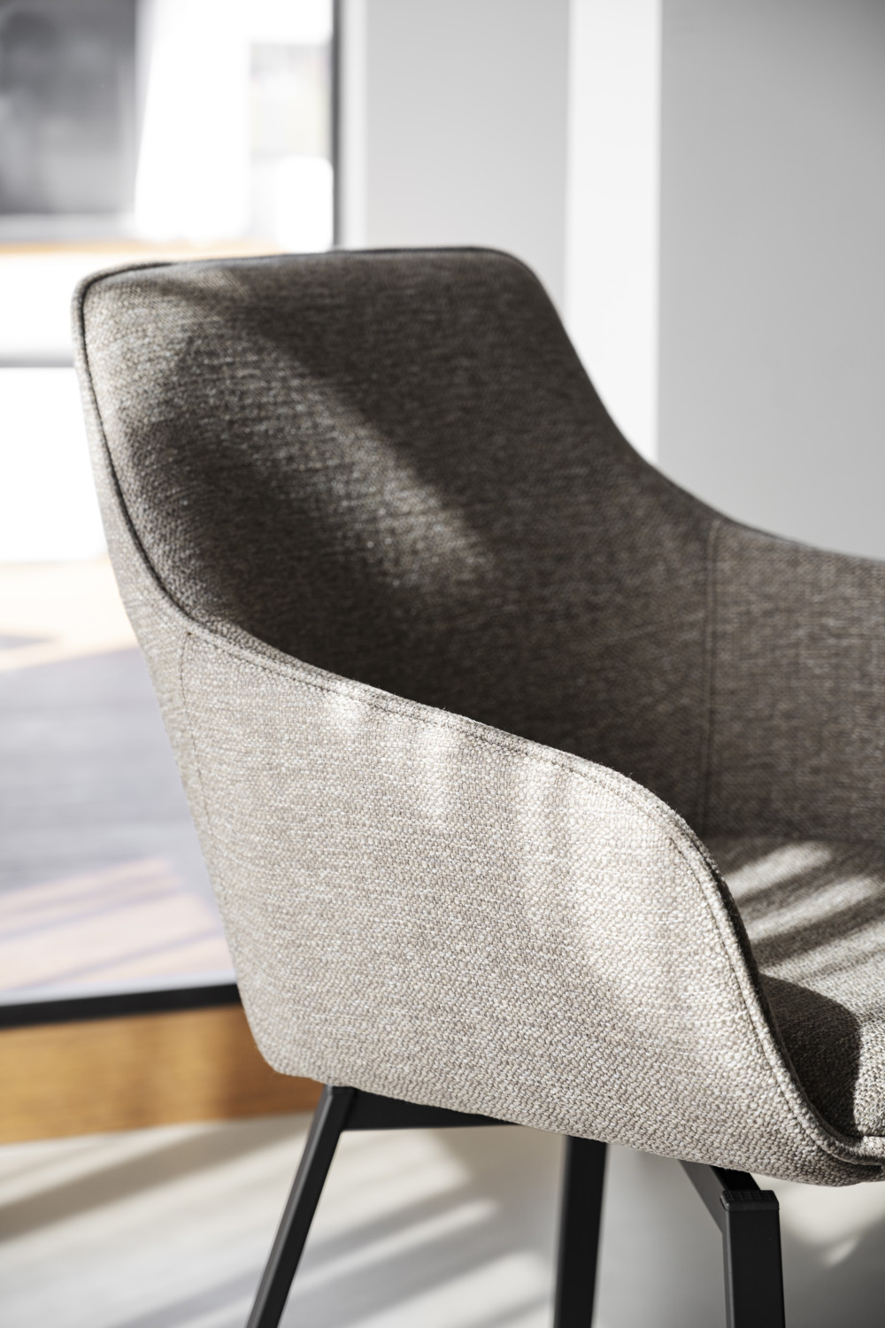 Alison Karmstol, Snurrfunktion, Mörkbeige/svart