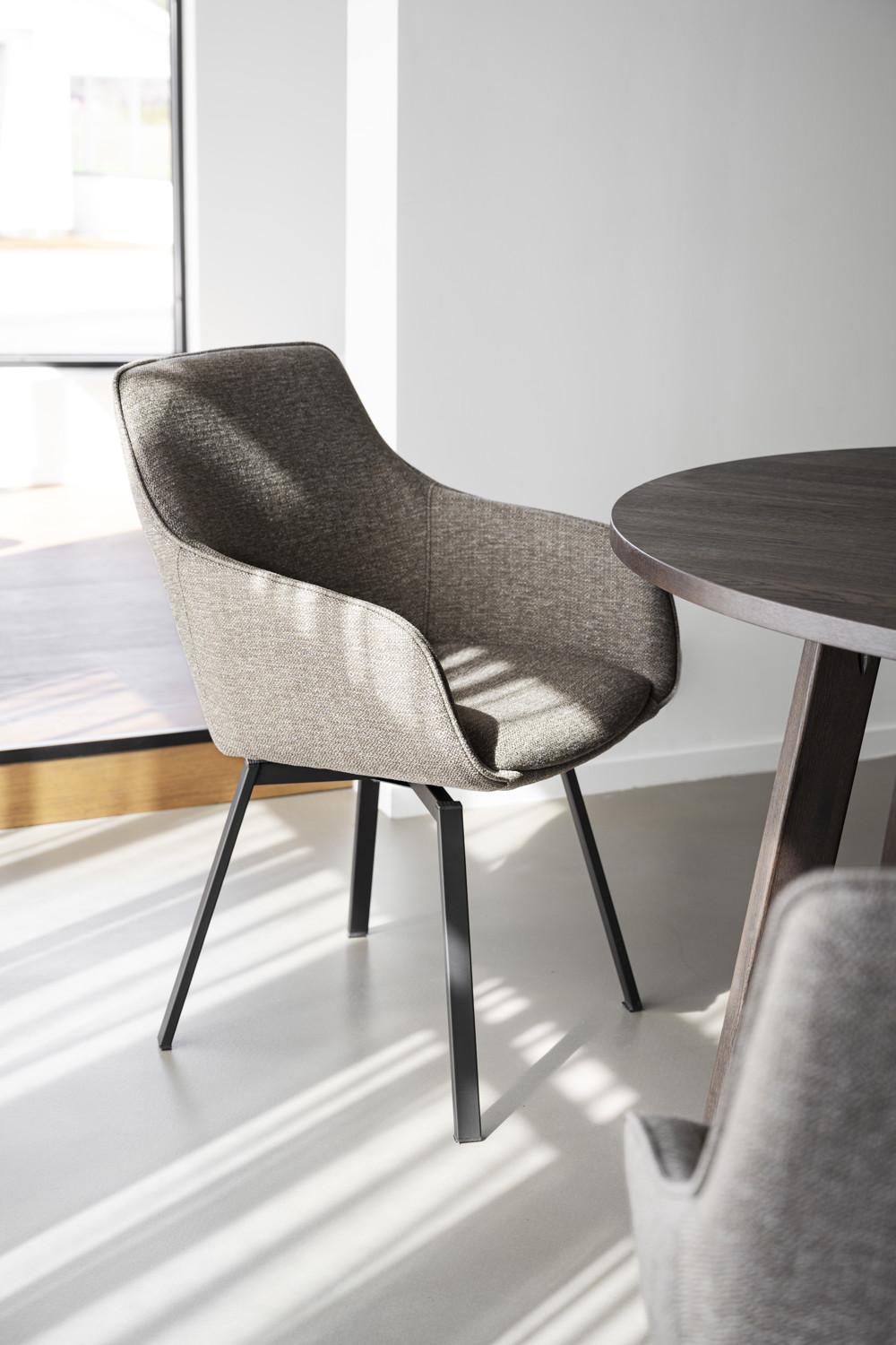 Alison Karmstol, Snurrfunktion, Mörkbeige/svart