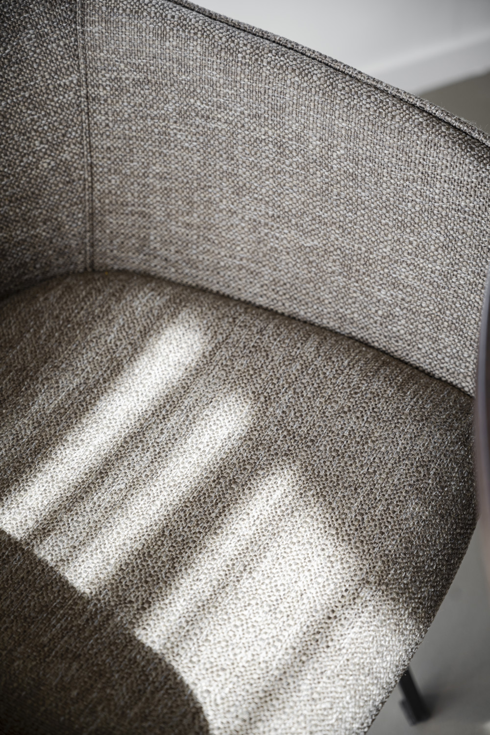 Alison Karmstol, Snurrfunktion, Mörkbeige/svart