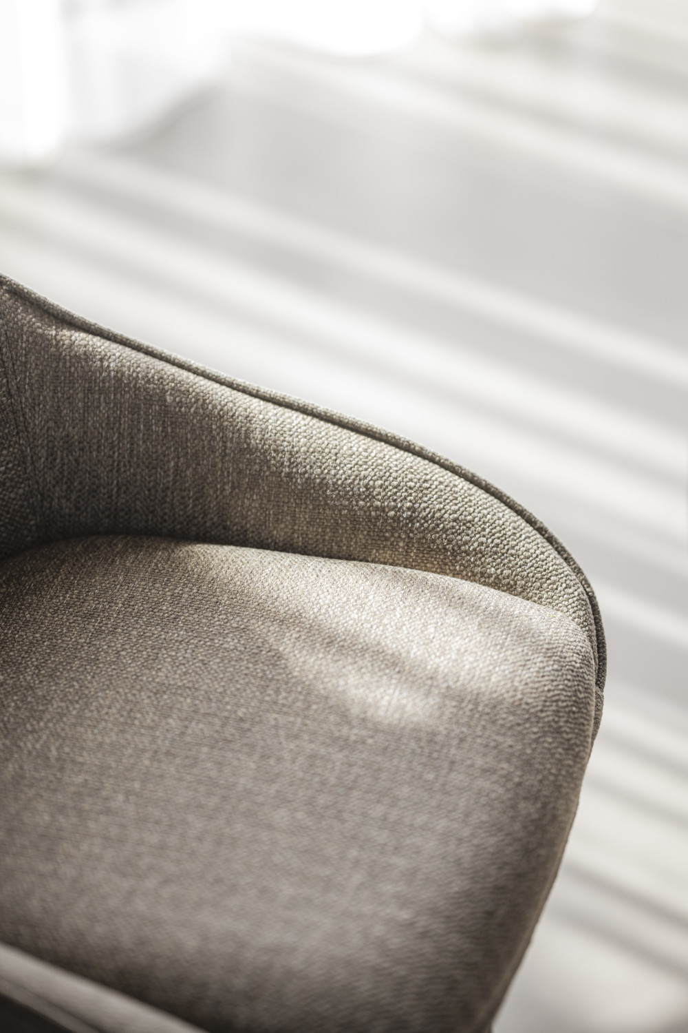 Alison Stol, Snurrfunktion, Mörkbeige/svart