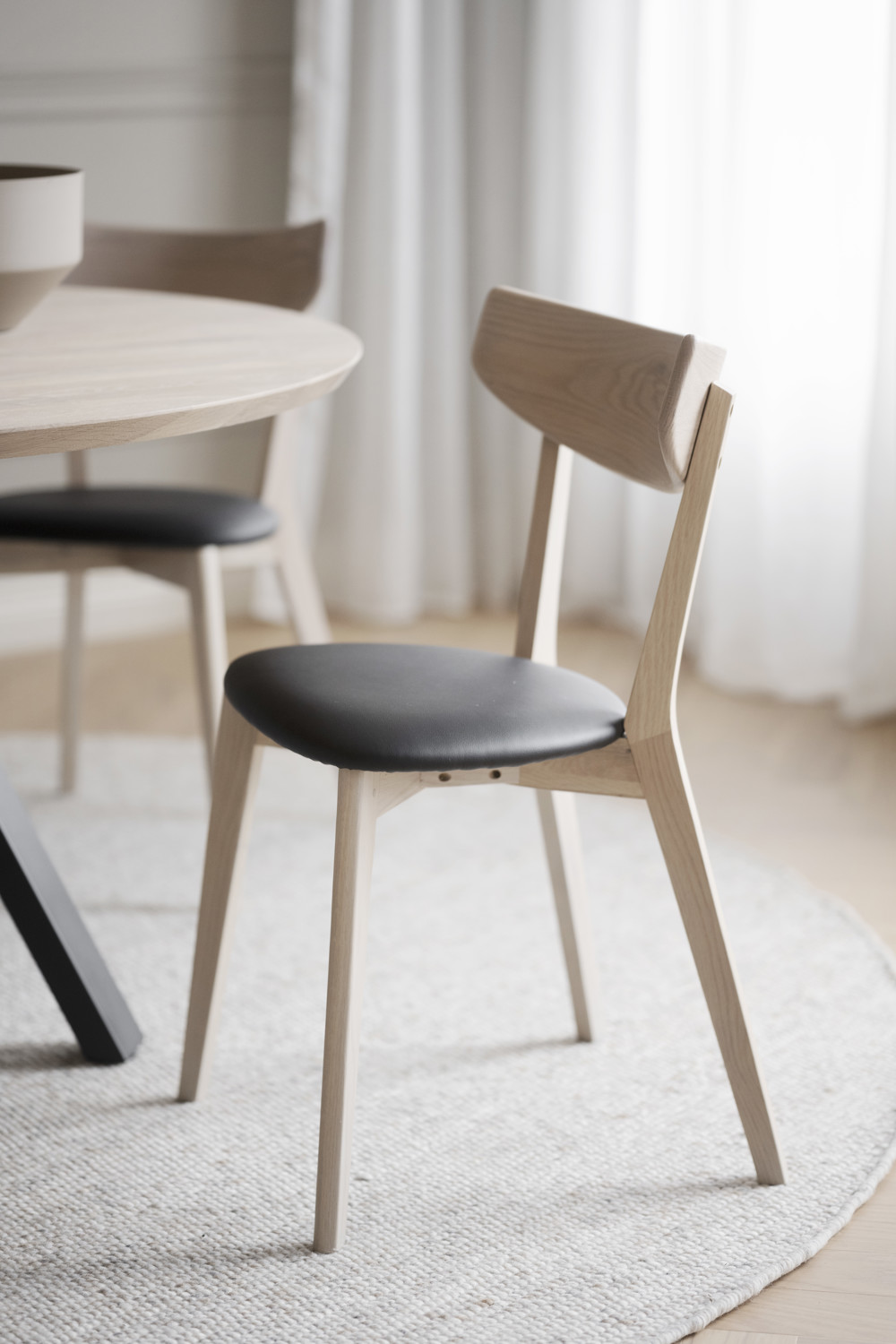 Ami stol vitpigmenterad ek/svart