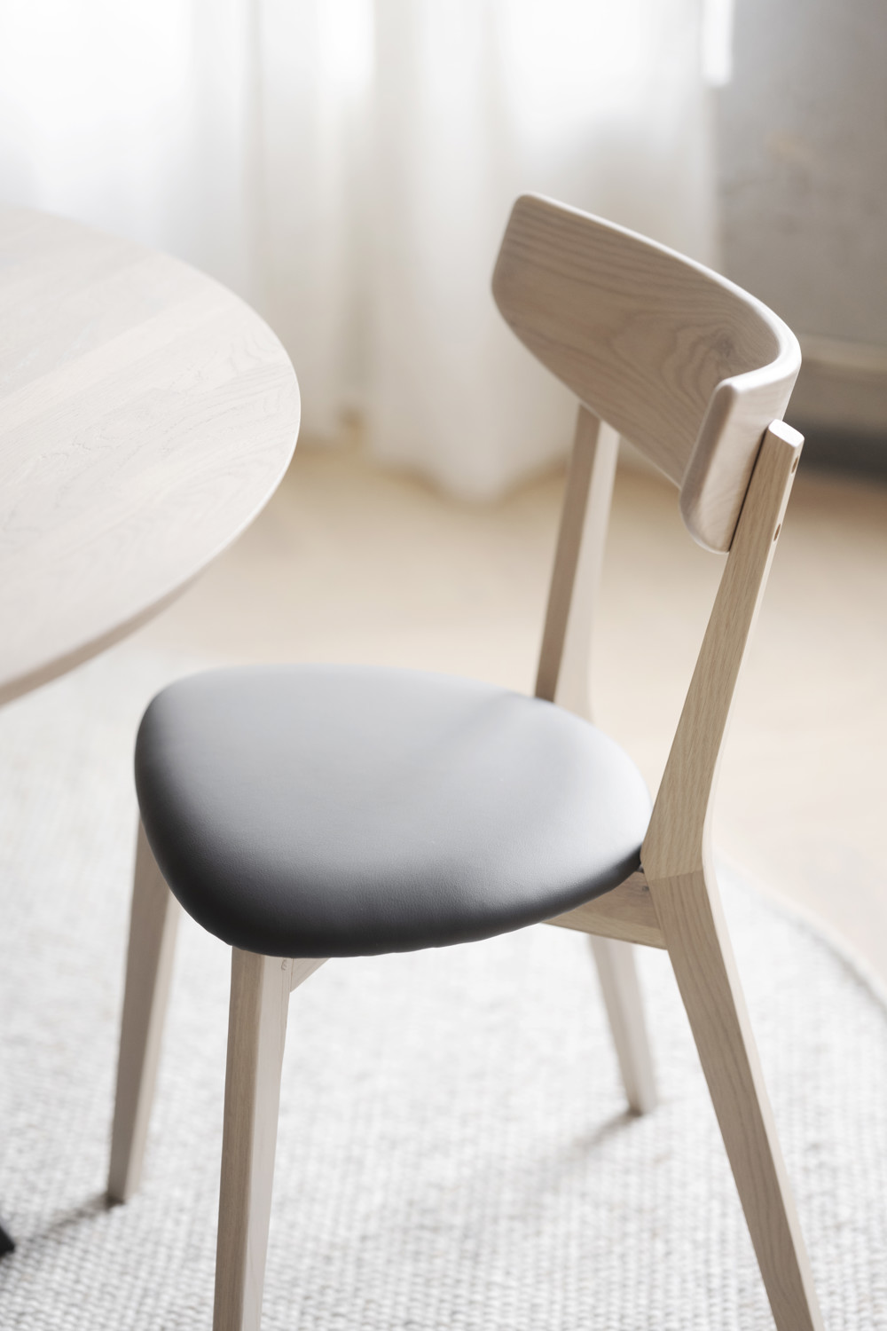 Ami stol vitpigmenterad ek/svart