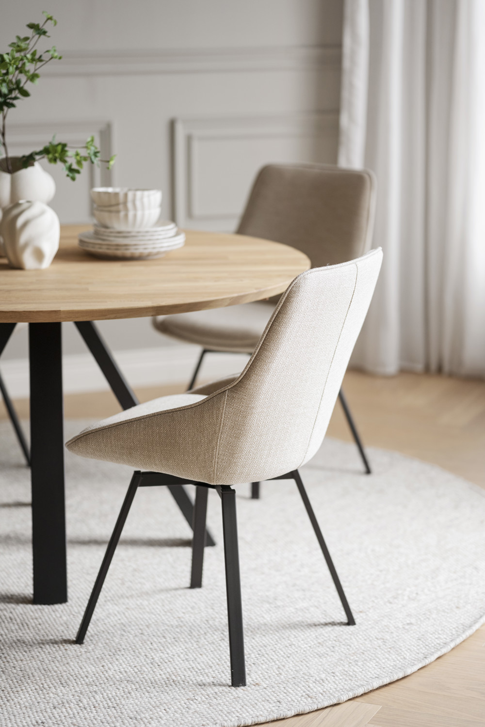 Carradale matbord Ek/svart