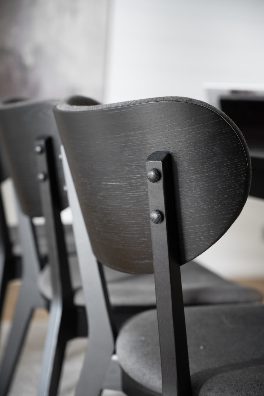 Kato Stol, Svart/mörkgrå