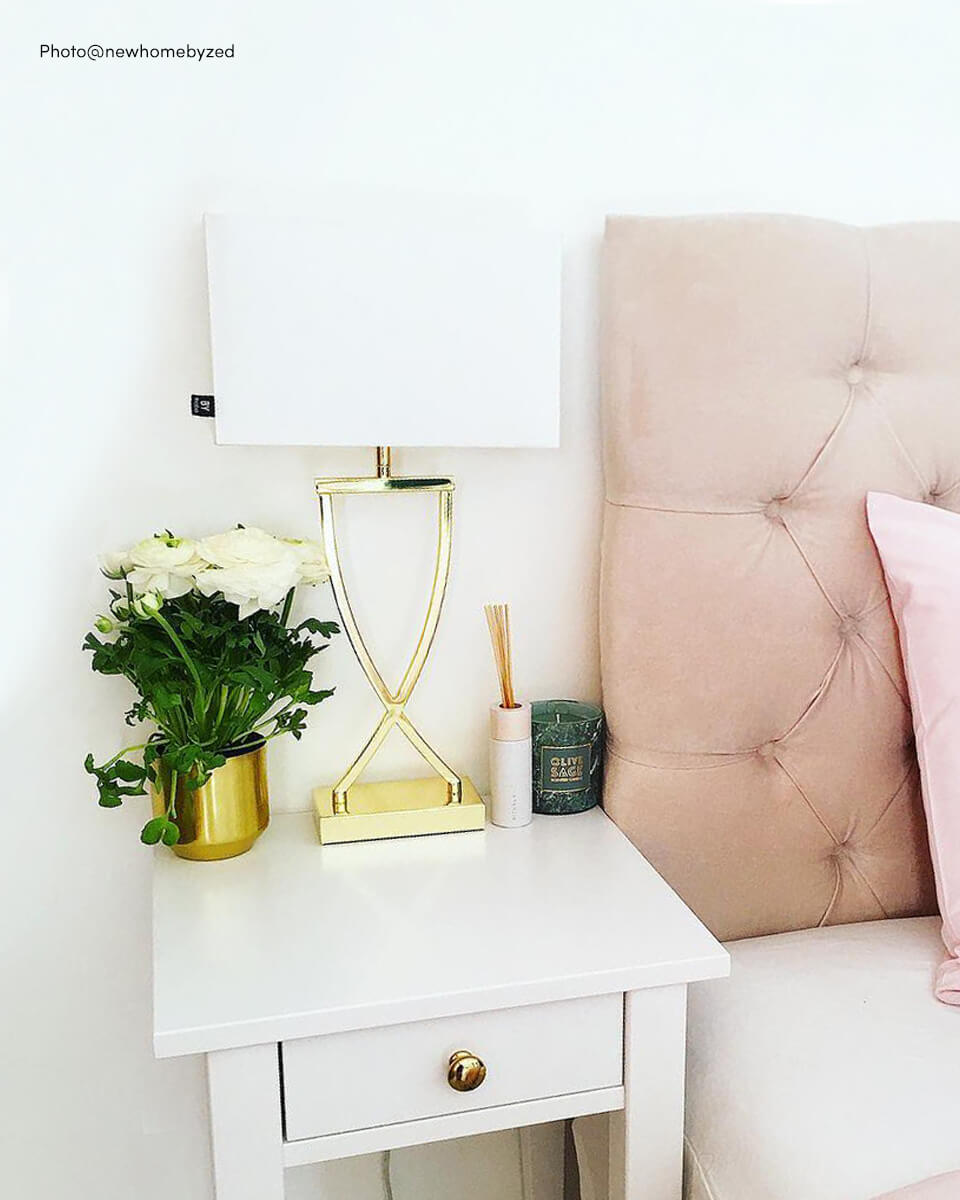 Omega bordslampa h52cm mässing/vit