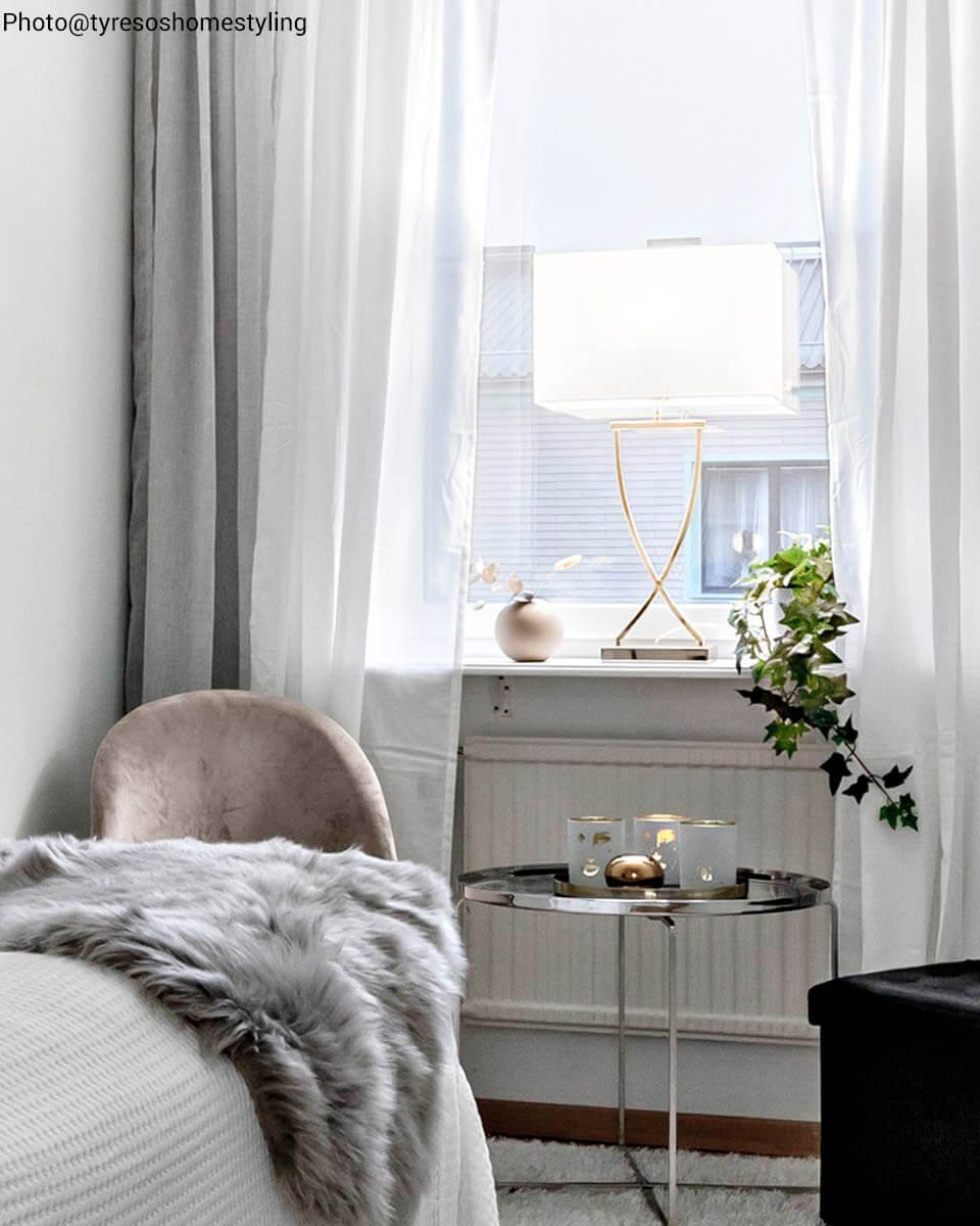 Omega bordslampa h69cm mässing/vit