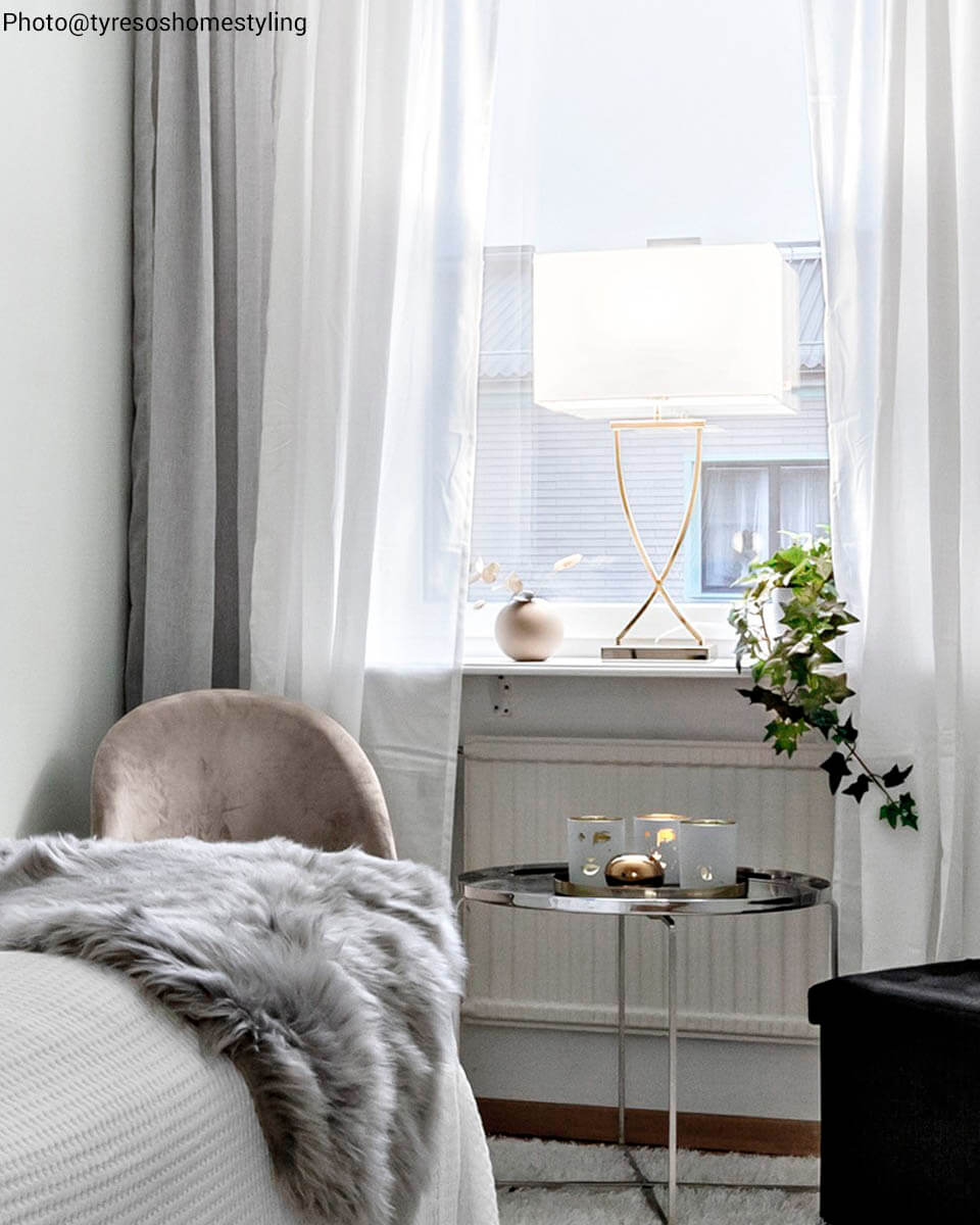 Omega bordslampa h69cm mässing/vit