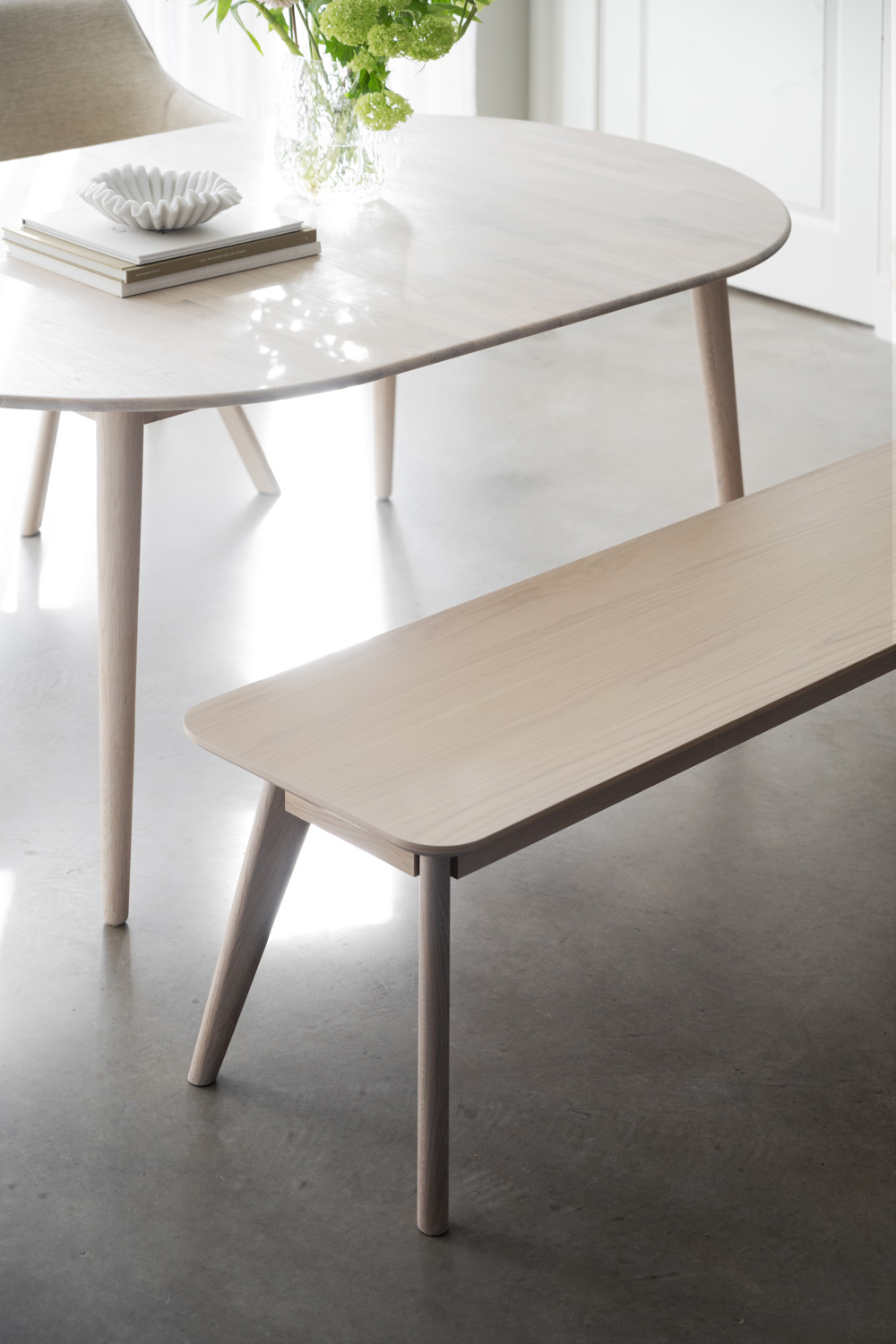 Yumi Bänk, Vitpigmenterad