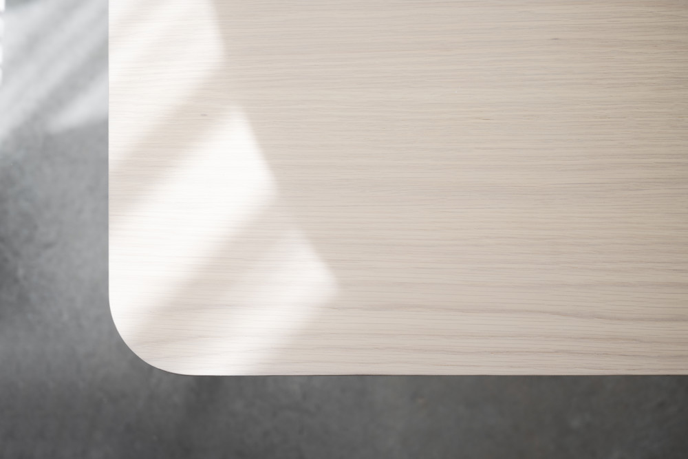 Yumi Bänk, Vitpigmenterad