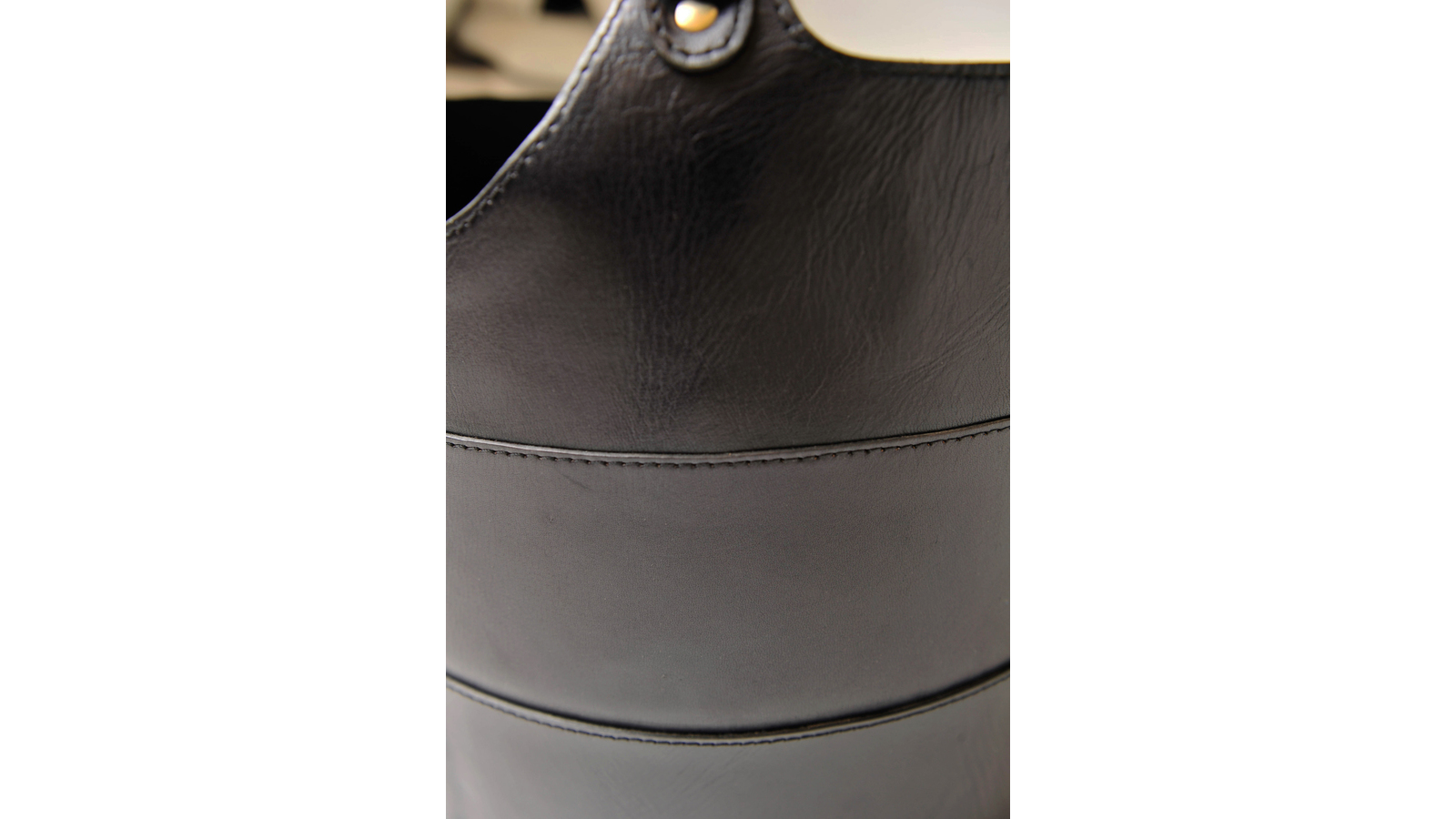 Modena Vedkorg i skinn med handtag