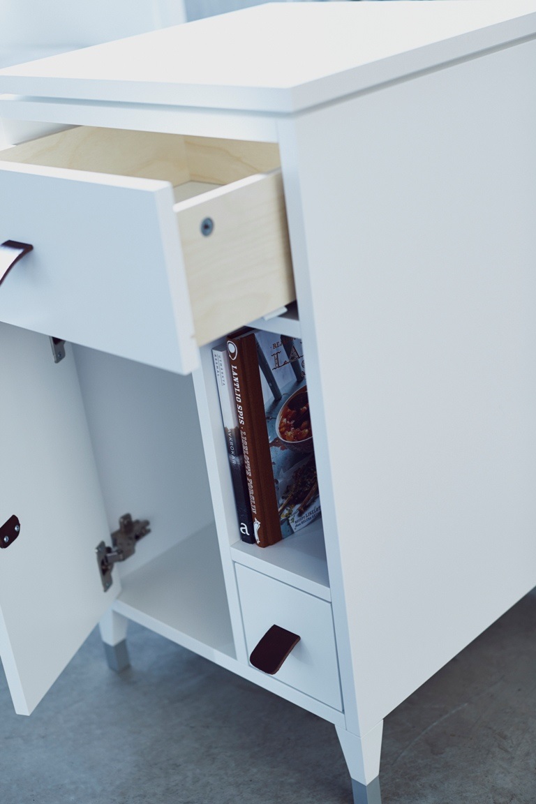 Abisko Sängbord (höga ben), Vitlack