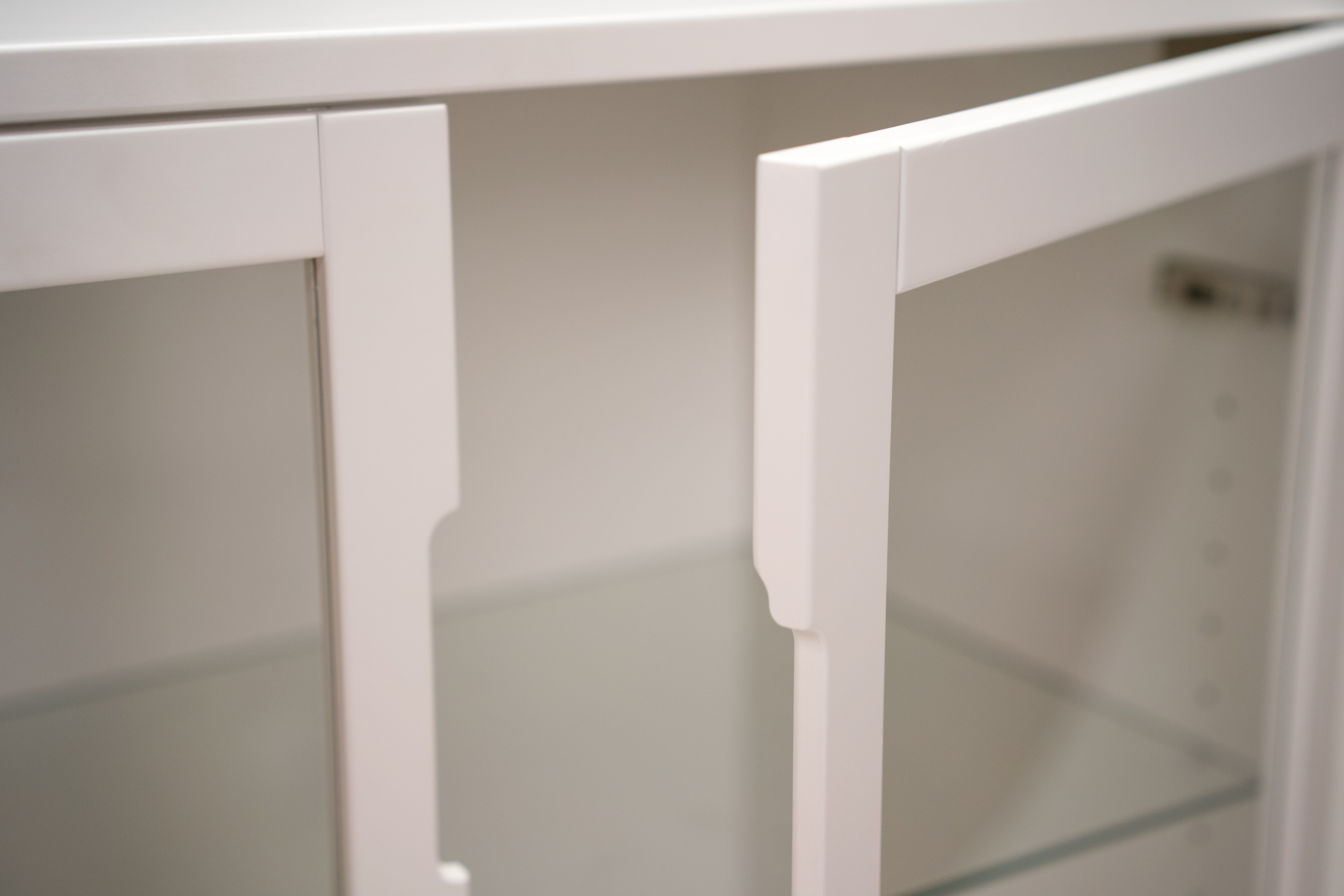 AOKO Skåp med glasdörrar, Vitlack