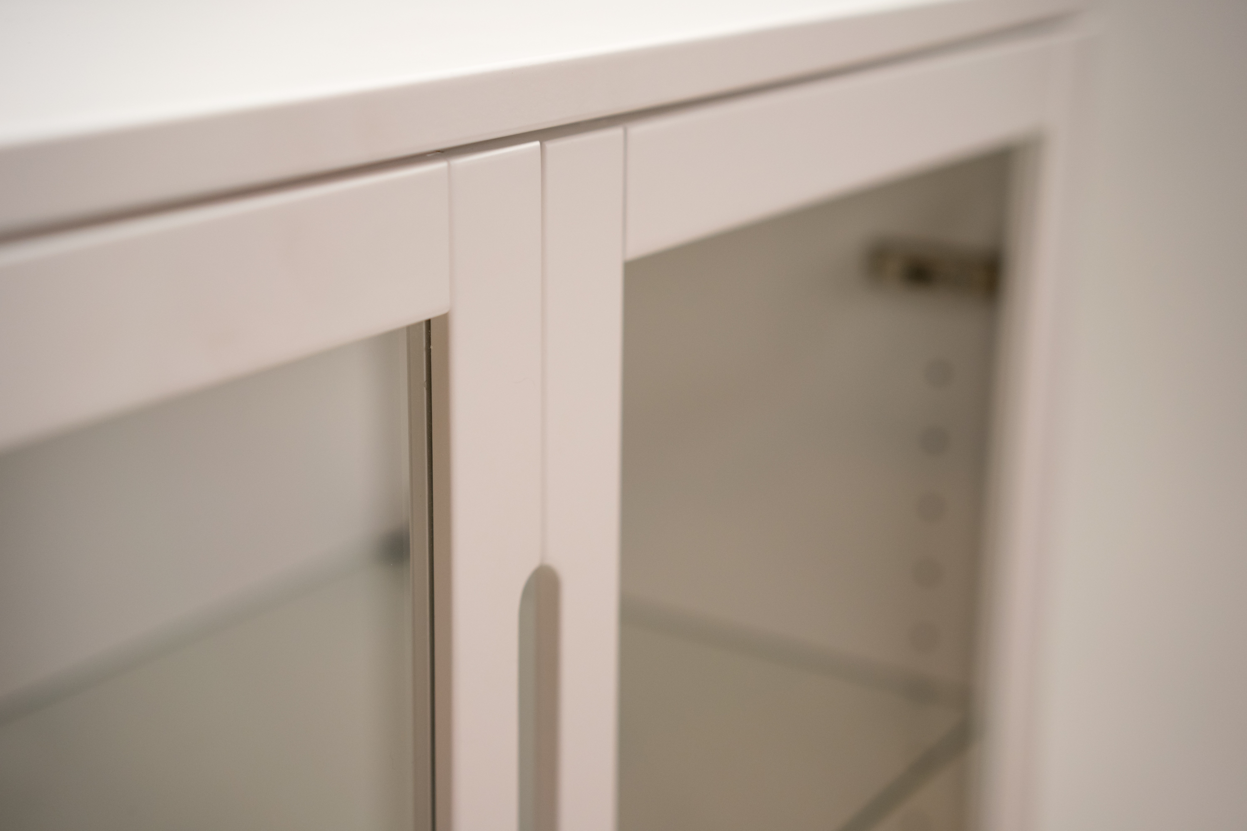 AOKO Skåp med glasdörrar, Vitlack