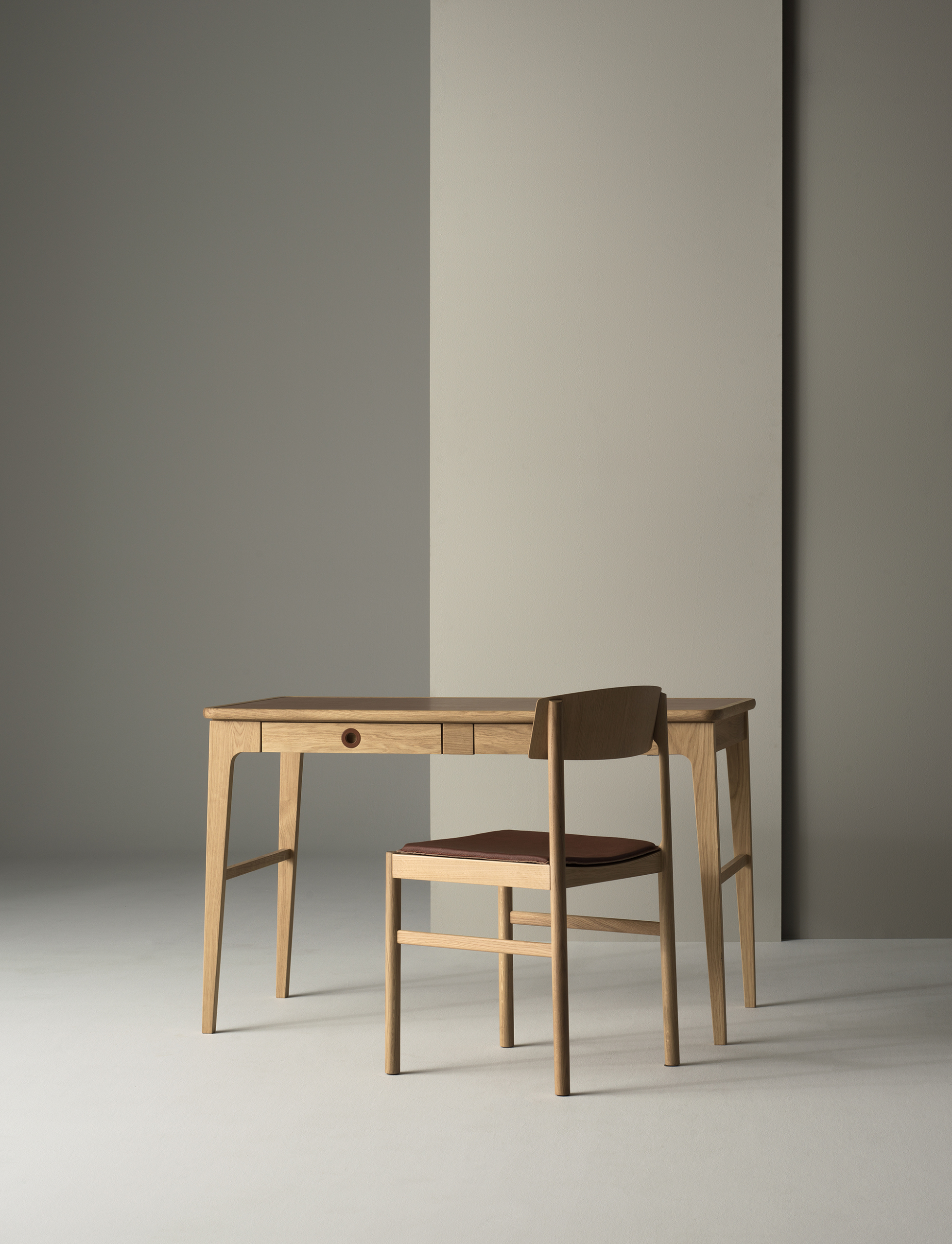 Höllviken Skrivbord, Ljus Grålack