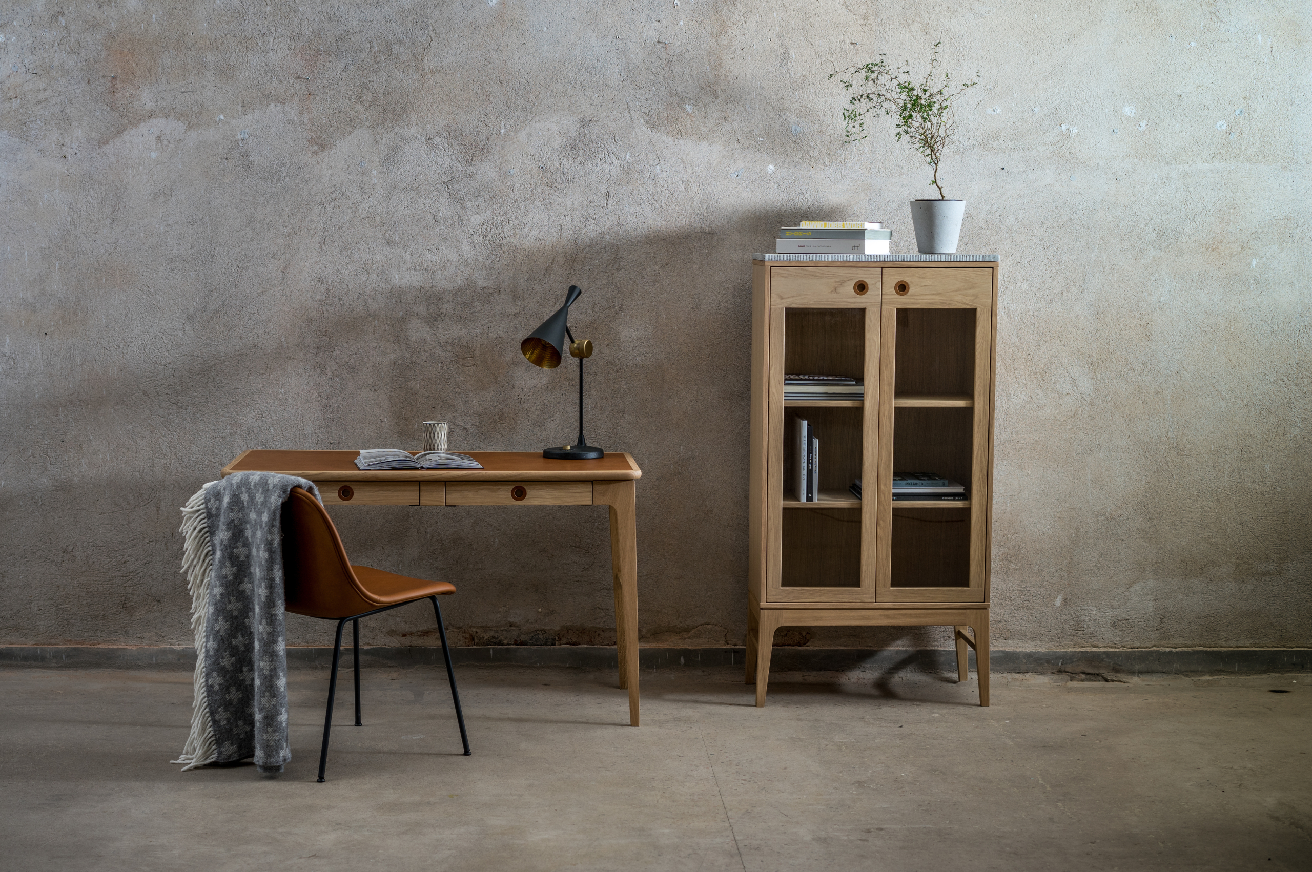 Höllviken Skrivbord, Ljus Grålack