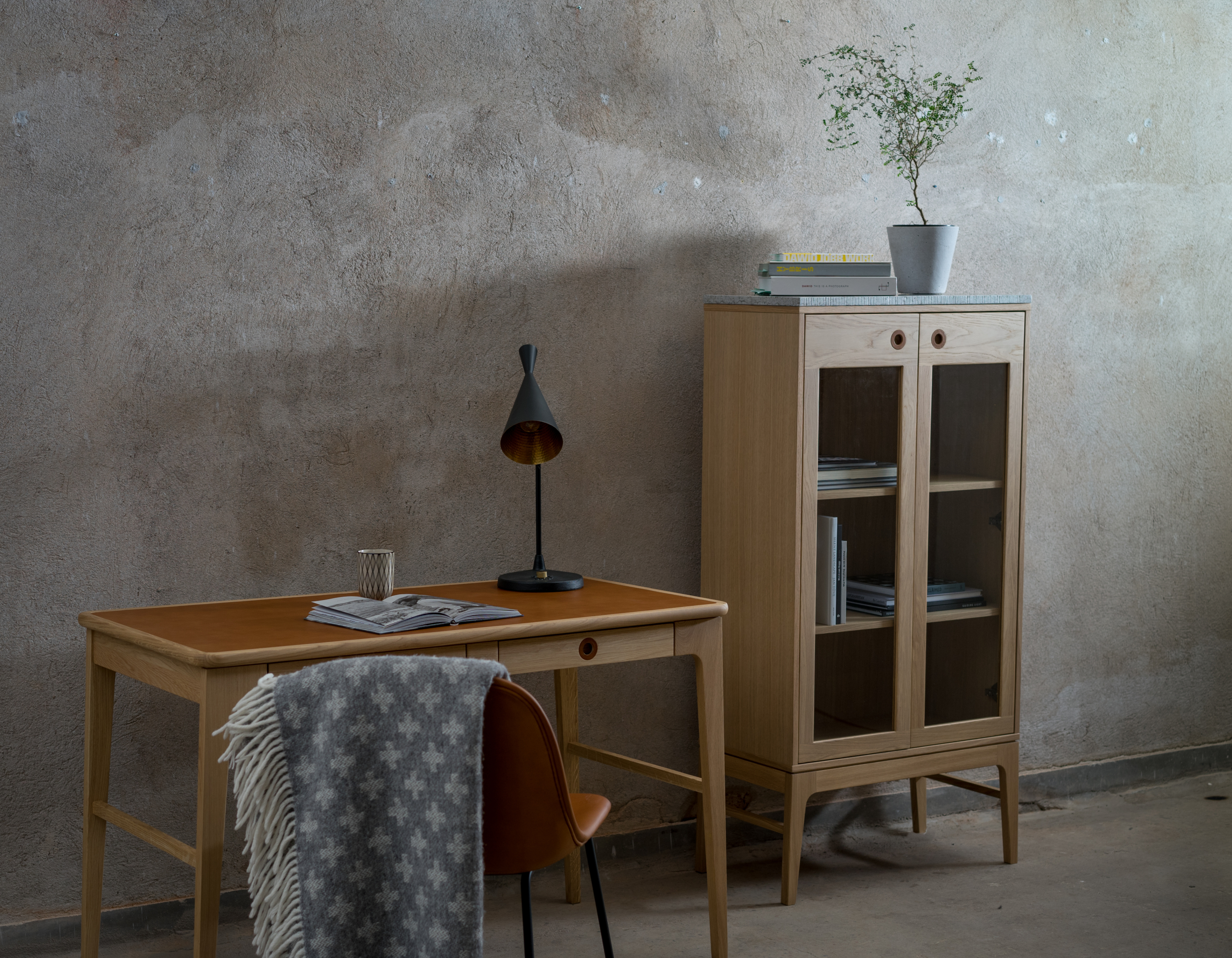 Höllviken Skrivbord, Ljus Grålack