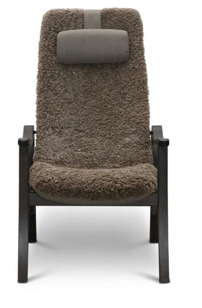 Gotland fåtölj & pall fårskinn Sahara, rökt ek