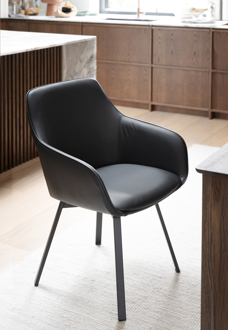 Alison Karmstol, Snurrfunktion, Svart