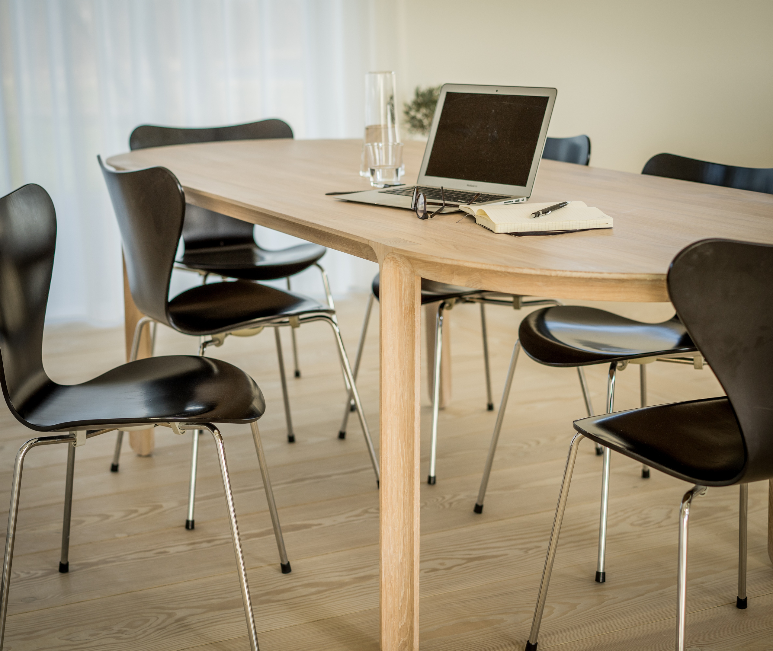 Amor Ovalt Matbord, Vit Vaxolja