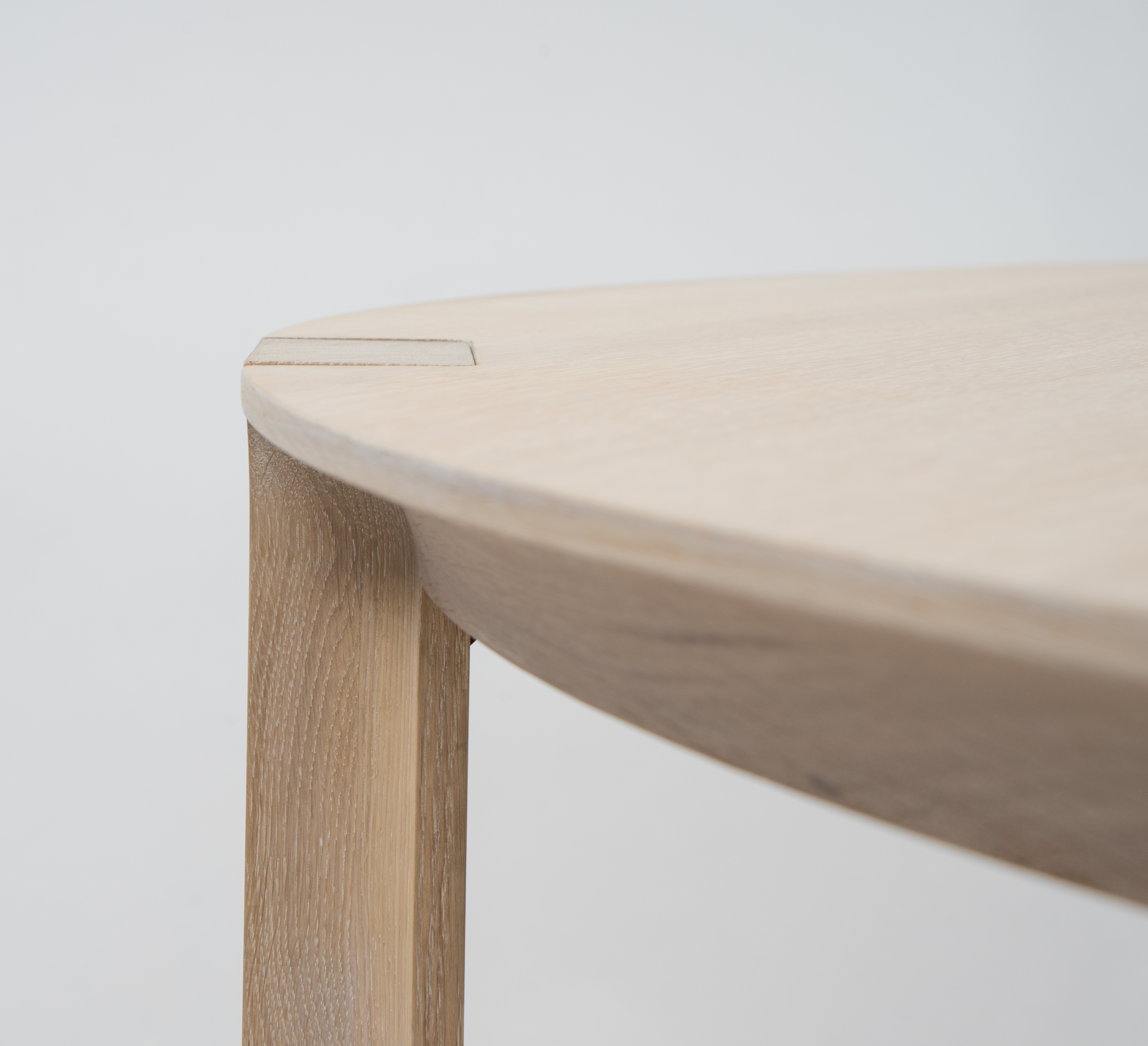 Amor Runt Matbord, Vit Vaxolja