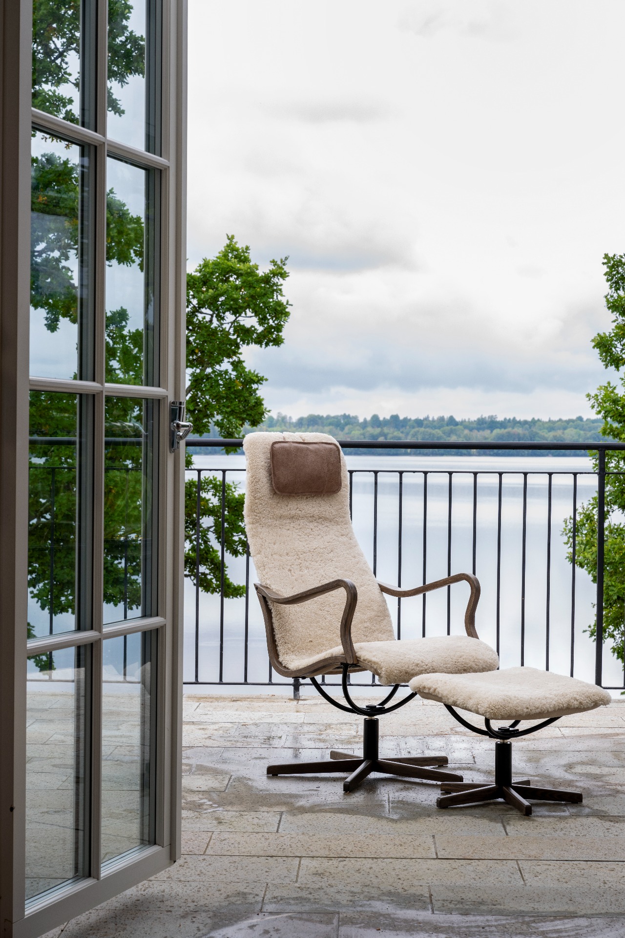 Chic trä fåtölj & pall fårskinn moonlight, rökt ek