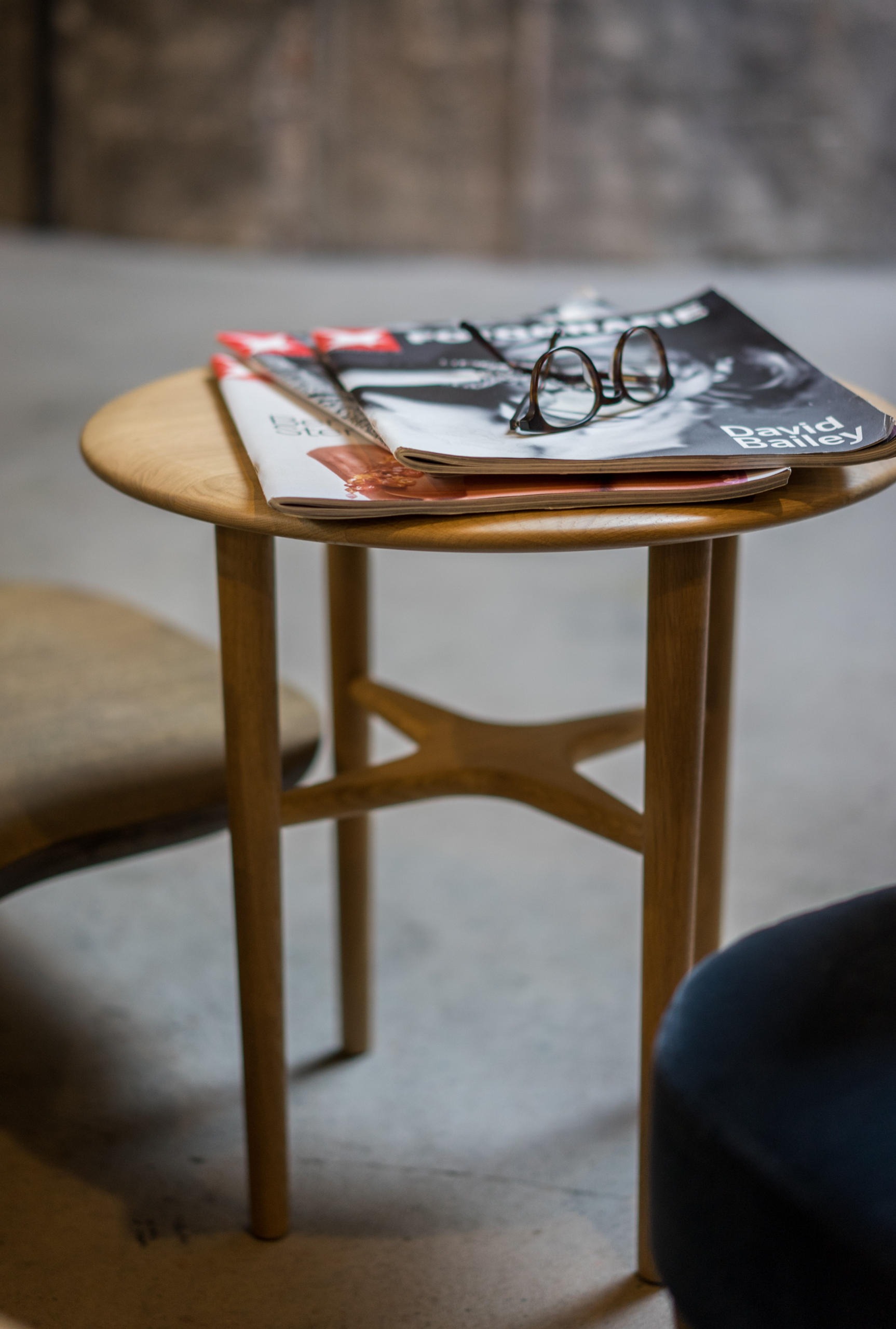 Crest Sidobord, Vitpigmenterad Mattlackad Ek