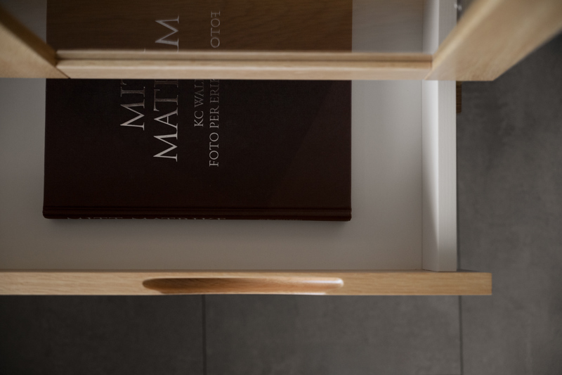 Filippa Vitrinskåp, Ek, 82x40x185 cm