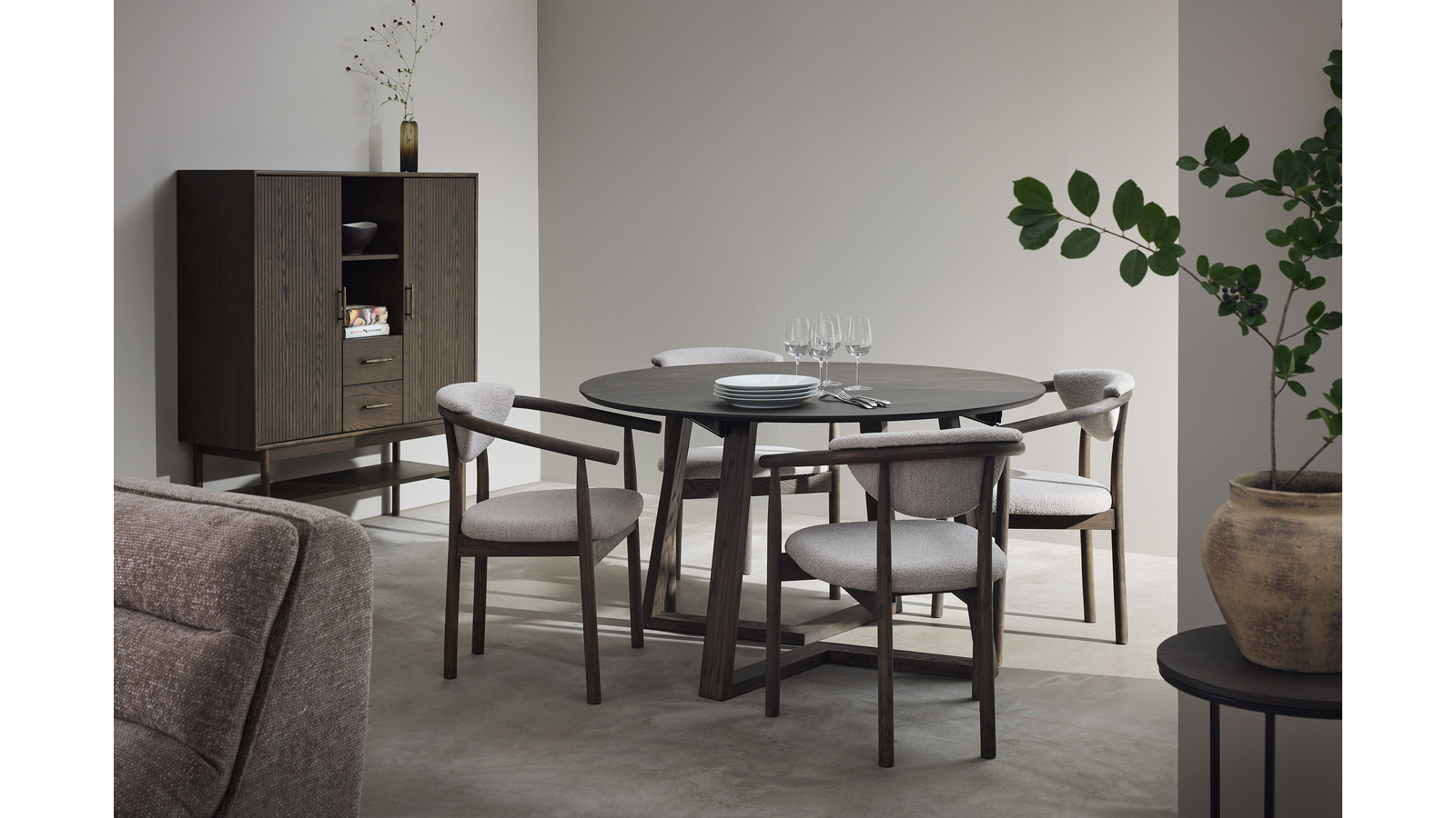 LYON Vitrinskåp i brunlackad ekfaner