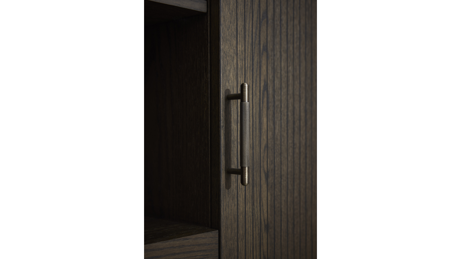 LYON Vitrinskåp i brunlackad ekfaner