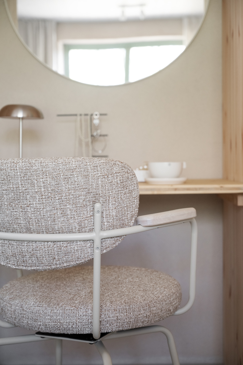 Merrick Karmstol, Snurrfunktion, Mörkbeige/beige