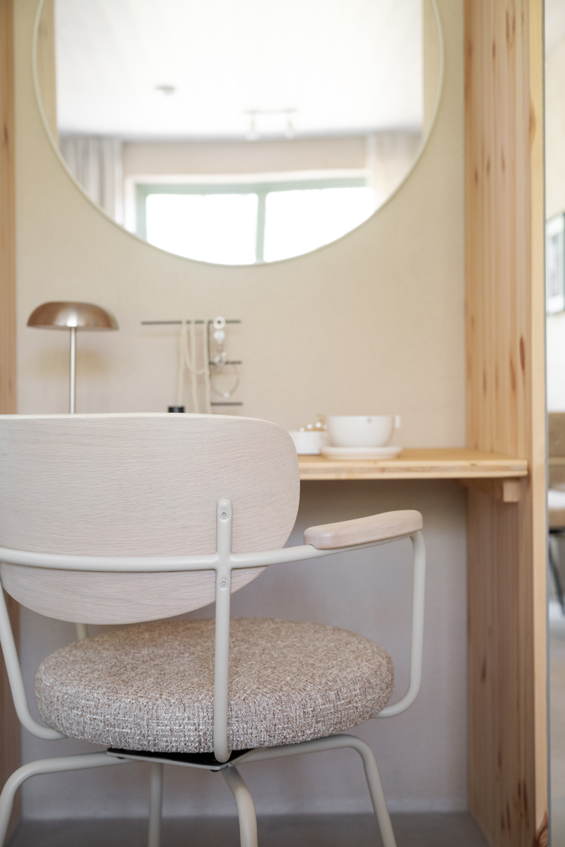 Merrick Karmstol, Snurrfunktion, Mörkbeige/vitpigmenterad/beige