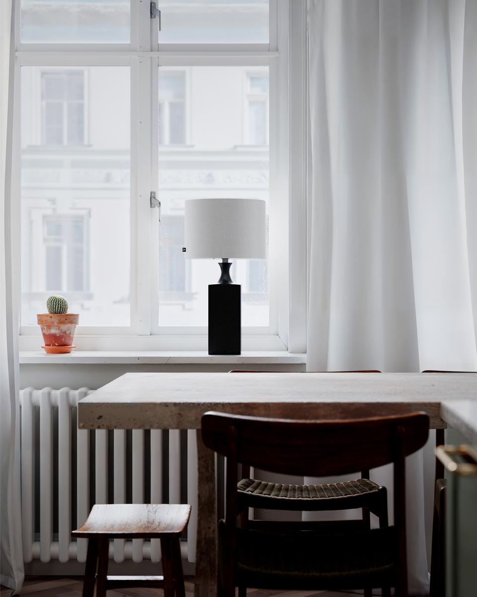 Woody bordslampa H56 cm svart/vit